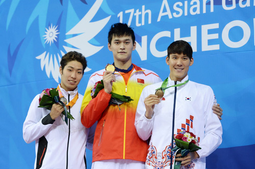 男子400米自由泳頒獎儀式，冠軍孫楊（中）、亞軍萩野公介（左）與季軍樸泰桓。新華社記者王鵬攝