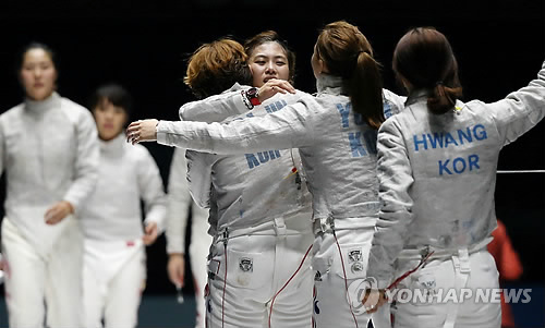 在23日進行的2014仁川亞運會擊劍項目女子佩劍團體賽中，韓國隊擊敗中國隊獲得金牌。(韓聯社）