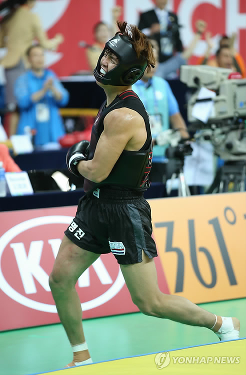 金明真在決賽中以2-1戰勝伊朗選手奪得金牌。（韓聯社）