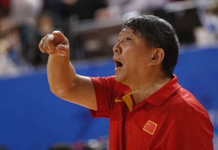 中國隊主教練宮魯鳴在比賽中指揮。新華社記者孟永民攝