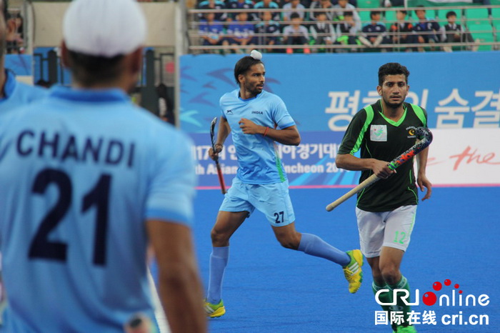 曲棍球賽場上印巴拉拉隊