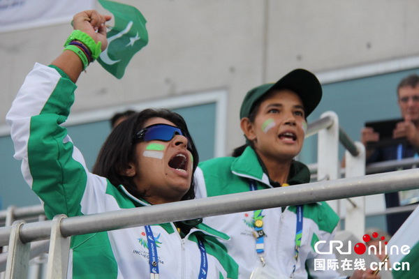 曲棍球賽場上印巴拉拉隊