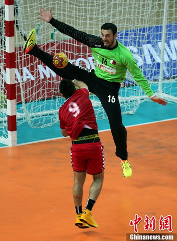 亞運趣圖：國奧比賽多無聊？場邊球童睡著了(組圖)