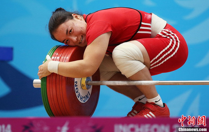 亞運趣圖：國奧比賽多無聊？場邊球童睡著了(組圖)