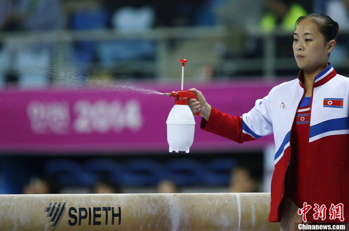 亞運趣圖：國奧比賽多無聊？場邊球童睡著了(組圖)