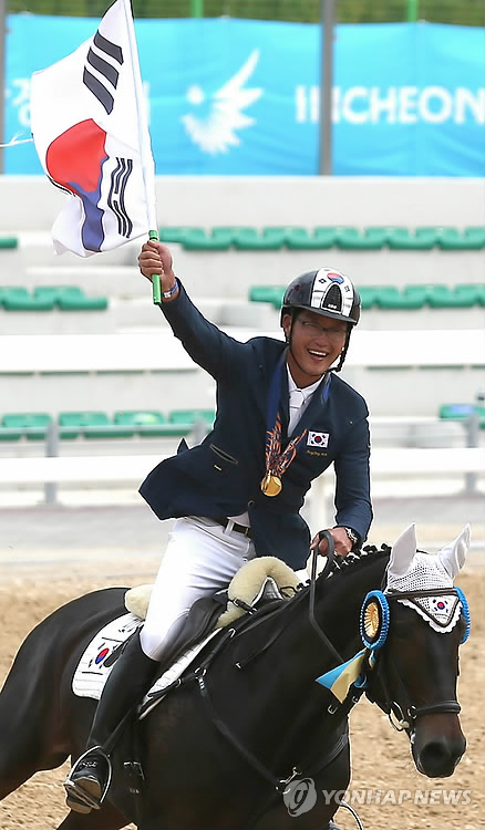 在26日進行的亞運會馬術三項賽個人決賽中，41歲的宋相郁為韓國奪得28年來第一塊該項目亞運金牌。