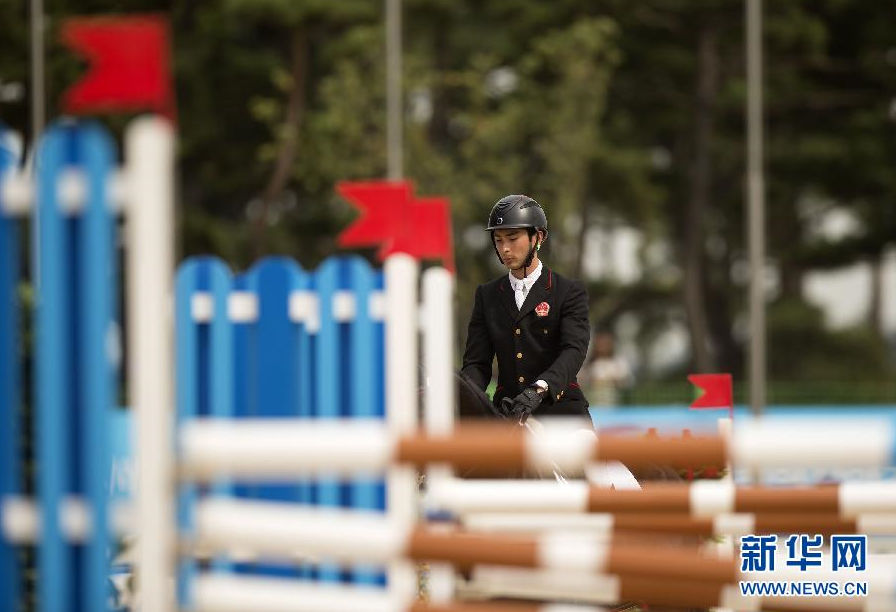馬術三項賽——華天獲得馬術三項賽個人項目銀牌 （組圖）