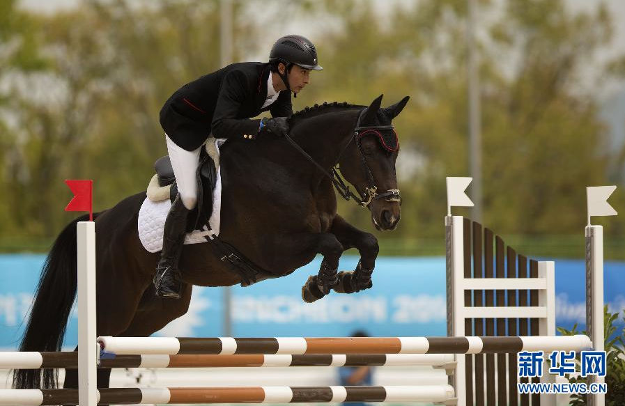 馬術三項賽——華天獲得馬術三項賽個人項目銀牌 （組圖）