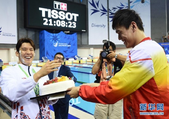 場上對手場下朋友 孫楊送給樸泰桓生日蛋糕（組圖）