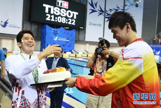 場上對手場下朋友 孫楊送給樸泰桓生日蛋糕（組圖）