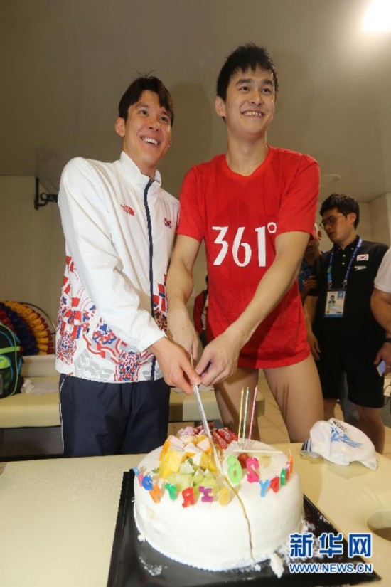 場上對手場下朋友 孫楊送給樸泰桓生日蛋糕(組圖)