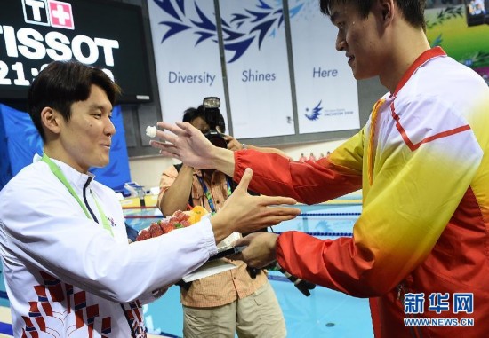 場上對手場下朋友 孫楊送給樸泰桓生日蛋糕（組圖）