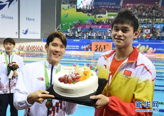 場上對手場下朋友 孫楊送給樸泰桓生日蛋糕（組圖）