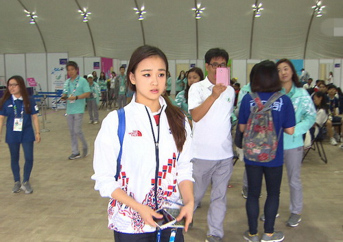 韓國體操“小蘿莉”孫妍在亮相機場 笑容甜美人氣高（組圖）