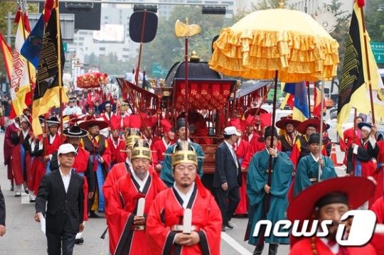 御駕隊伍從德壽宮出發，向社稷壇進發。