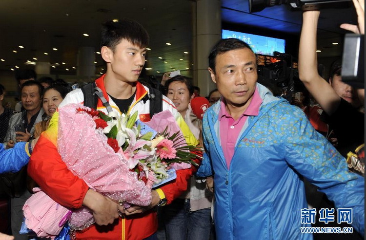 “泳壇男神”寧澤濤載譽回鄉 獲粉絲接機彰顯高人氣（組圖）