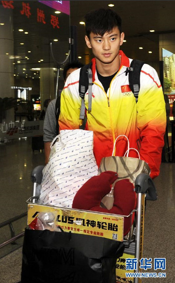 “泳壇男神”寧澤濤載譽回鄉 獲粉絲接機彰顯高人氣（組圖）