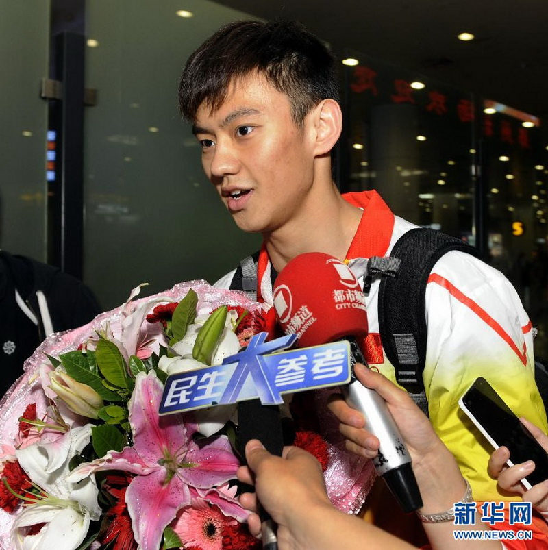 “泳壇男神”寧澤濤載譽回鄉 獲粉絲接機彰顯高人氣（組圖）