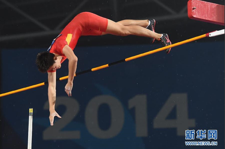 亞運男子撐桿跳：薛長銳奪冠 （組圖）