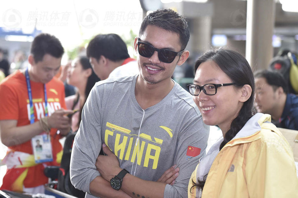 林丹載譽回京 心情好與韓國粉絲合影（高清組圖）