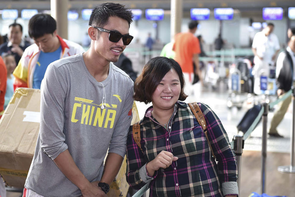 林丹載譽回京 心情好與韓國粉絲合影（高清組圖）