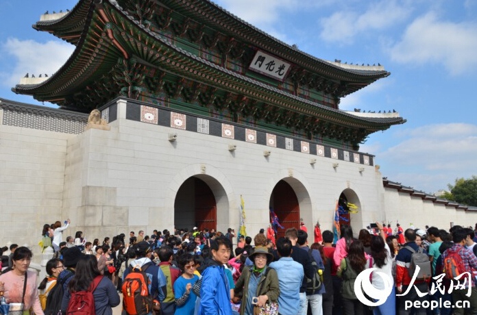 首爾景福宮的正門——光化門前擠滿中國游客。 （攝影：裴埈基）