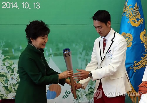 樸槿惠宴請韓國亞運健兒 孫妍在樸泰桓等出席（組圖）