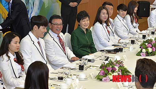 樸槿惠宴請韓國亞運健兒 孫妍在樸泰桓等出席（組圖）
