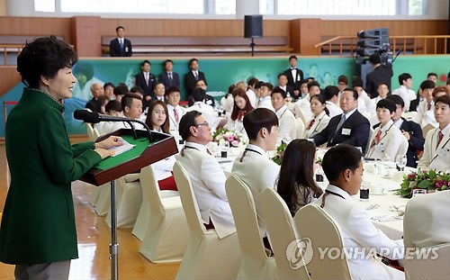 樸槿惠宴請韓國亞運健兒 孫妍在樸泰桓等出席（組圖）