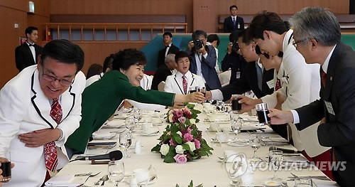 樸槿惠宴請韓國亞運健兒 孫妍在樸泰桓等出席（組圖）