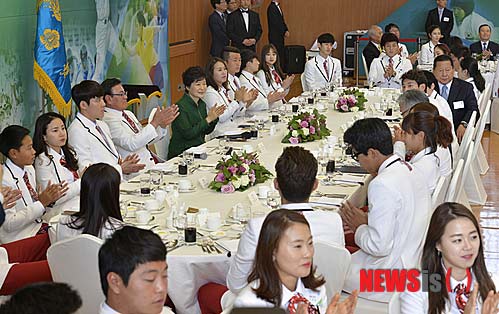 樸槿惠宴請韓國亞運健兒 孫妍在樸泰桓等出席（組圖）