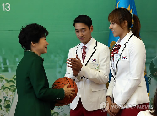 樸槿惠宴請韓國亞運健兒 孫妍在樸泰桓等出席（組圖）
