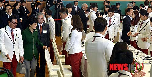 樸槿惠宴請韓國亞運健兒 孫妍在樸泰桓等出席（組圖）