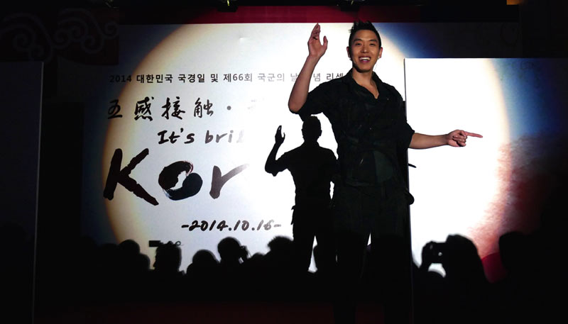 韓魔術幻想家李恩杰投影魔術震撼全場 鳥叔PSY壓軸驚喜登臺（組圖）
