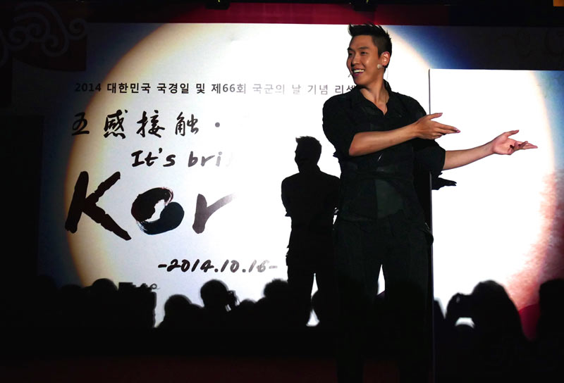 韓魔術幻想家李恩杰投影魔術震撼全場 鳥叔PSY壓軸驚喜登臺（組圖）
