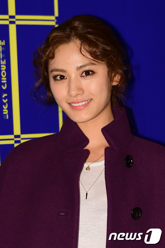樸信惠李宗泫看秀熱聊 NANA閔孝琳亮相首爾時裝周 （組圖）