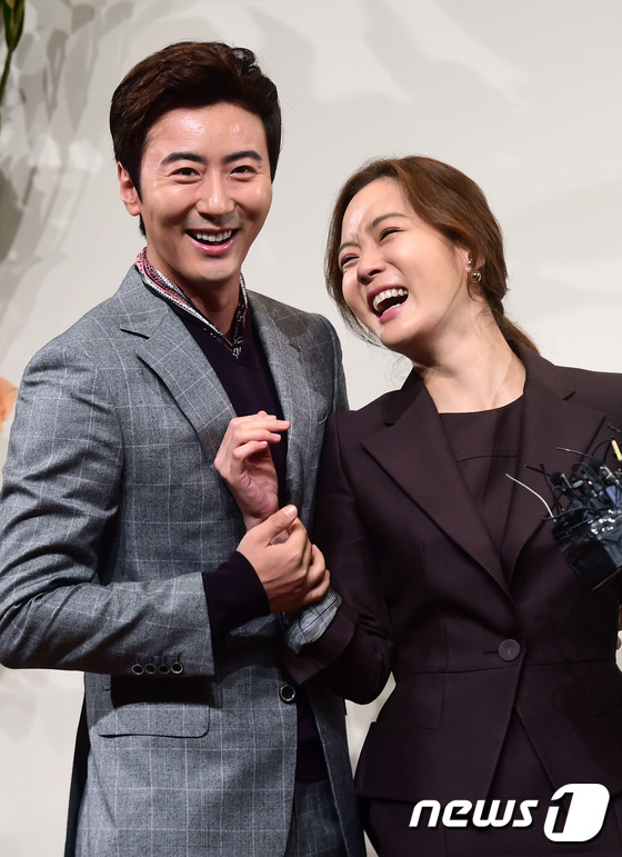高梓淇蔡琳婚后韓國現身獲追捧 十指相扣甜蜜出席好友婚禮（組圖）