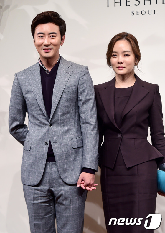 高梓淇蔡琳婚后韓國現身獲追捧 十指相扣甜蜜出席好友婚禮（組圖）