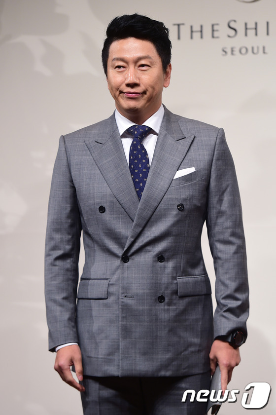 高梓淇蔡琳婚后韓國現身獲追捧 十指相扣甜蜜出席好友婚禮（組圖）