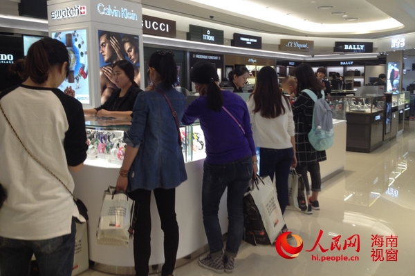 免稅店內的游客
