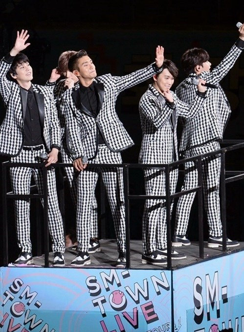 銀赫變裝海量私照大公開 super junior與“妖精們”走過的九年（組圖）