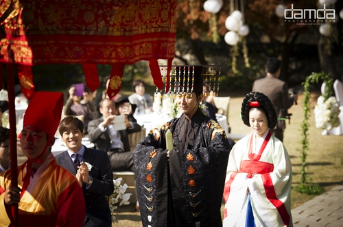 高梓淇蔡琳韓國傳統婚禮現場曝光 身著韓服顯端莊(組圖)