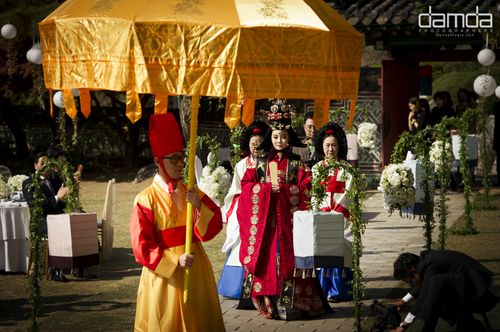 高梓淇蔡琳韓國傳統婚禮現場曝光 身著韓服顯端莊(組圖)