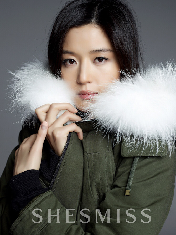 全智賢拍畫報再現“千頌伊style” 秀美膚美腿（組圖）