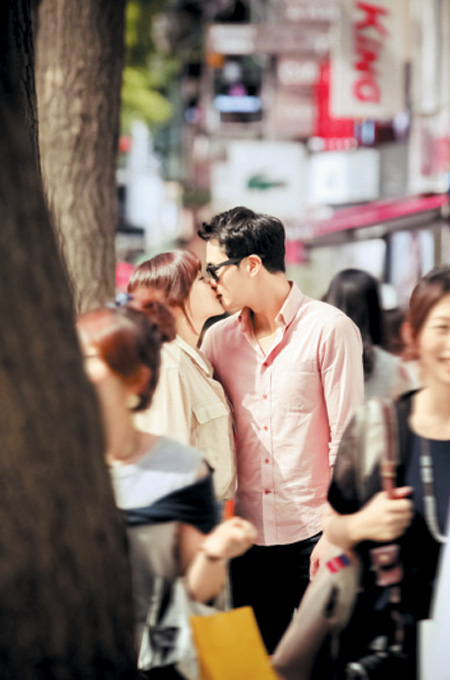 ▲ 像狗仔隊曝光藝人情侶秘密戀情的拍照一樣，留下戀人們自然面貌的“偷拍照”方式正在流行。