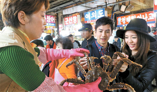 一對中國夫婦正在鷺梁津水產市場買蟹（圖片來源：中央日報）
