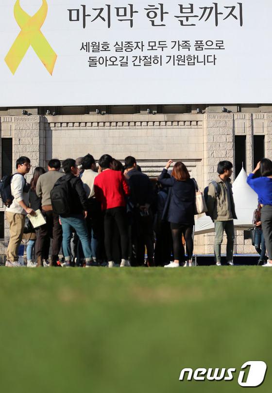 韓“世越號”失蹤者家屬拒絕打撈沉船 堅持水中搜索（組圖）