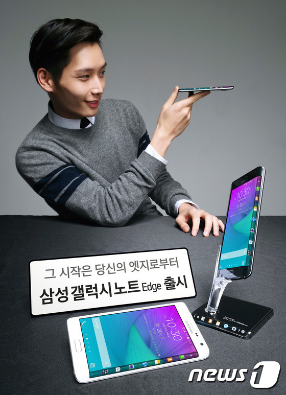 三星電子新款智能手機Galaxy Note Edge28日通過移動通信運營商SK電訊面市。