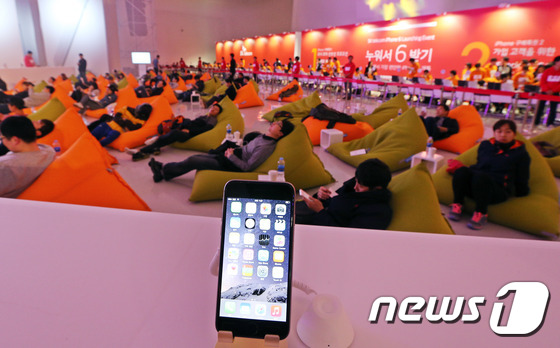 iPhone6“襲”韓 運營商攜手“果粉”熱情迎接（組圖）