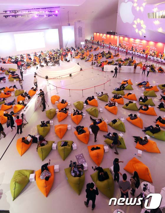 iPhone6“襲”韓 運營商攜手“果粉”熱情迎接（組圖）